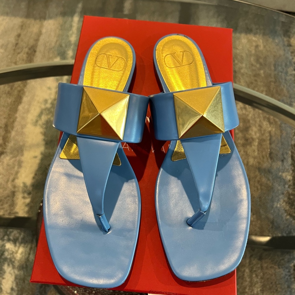 Valentino Garavani One Stud Thong Sandal. Size 40. Dust bags and Box included.